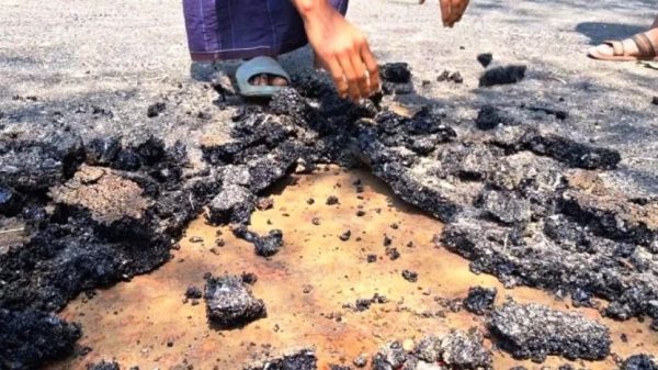 দুর্গাপুর হাত দিলেই উঠে যাচ্ছে নতুর রাস্তার পিচ