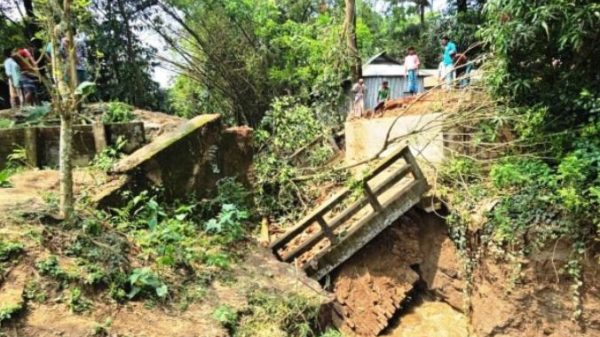 পানির স্রোতে ধসে পড়ল কালভার্ট
