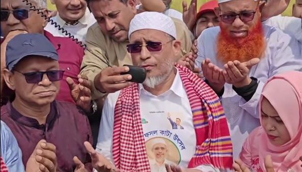 খালিয়াজুরীতে বোরো ধান কাটা উদ্বোধন করলেন সাবেক স্বরাষ্ট্র প্রতিমন্ত্রী লুৎফুজ্জামান বাবর