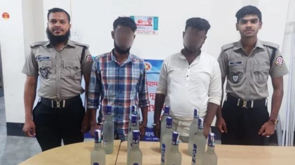 স্কুল ব্যাগে বিদেশি মদ পাচারকালে আটক—২