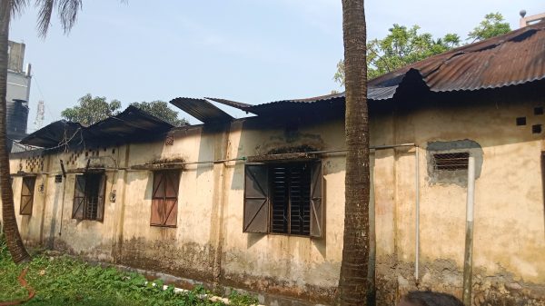 কেন্দুয়ায় অগ্নিকাণ্ডে ব্যাপক ক্ষয়ক্ষতি সাংবাদিকসহ আহত ৫