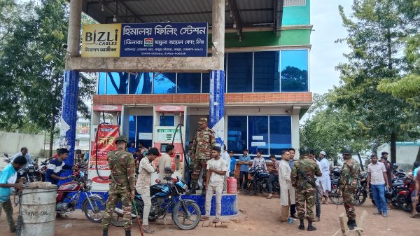 কেন্দুয়ায় জ্বালানি তেলের জন্যে উপছে পড়া ভিড় নিরাপত্তা নিয়ন্ত্রণে পুলিশসহ সেনা সদস্যরা