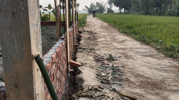 কেন্দুয়ায় রাস্তা দখল করে ঘর নির্মাণের অভিযোগে ব্যবস্থা নেওয়ার আশ্বাস কর্তৃপক্ষের