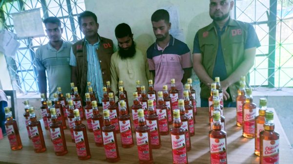 নেত্রকোণায় ডিবি পুলিশের অভিযানে ৪৮ বোতল ভারতীয় মদসহ আটক ২