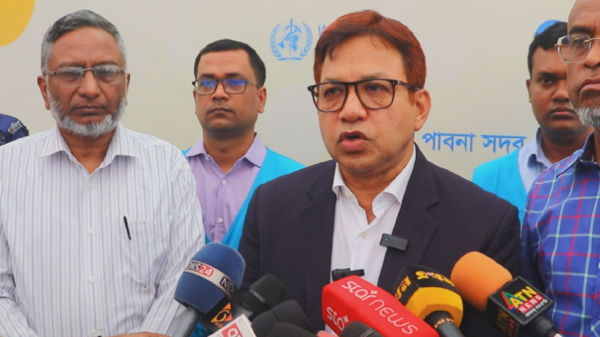 দেশকন্ঠস্বর ডেক্স: স্বাস্থ্য সচিব কামরুজ্জামান চৌধুরী বলেছেন, জিডিপির ৫% টাকা স্বাস্থ্য খাতে খরচ করা হবে। স্বাস্থ্য খাতে সুস্বাস্থ্য নিশ্চিতে অবকাঠামোগত উন্নয়ন ও আধুনিকায়নে গণতান্ত্রিক এই সরকার কাজ করবে। সুস্বাস্থ্যের বাংলাদেশ বিনির্মান করা হবে। রোববার (৫ এপ্রিল) সকালে পাবনা সদর উপজেলার চরঘোষপুর সরকারি প্রাথমিক বিদ্যালয় মাঠ টিকা কার্যক্রম উদ্বোধনী অনুষ্ঠানে তিনি এ কথা বলেন।অনুষ্ঠানে স্বাস্থ্য সচিব আরও বলেন, দূর্গম চরাঞ্চলসহ স্বাস্থ্য সেবার আওতায় প্রান্তিক জনগোষ্ঠী তথা অঞ্চল ভেদে সবাইকে সুস্বাস্থ্য নেটওয়ার্কের আওতায় আনা হবে।