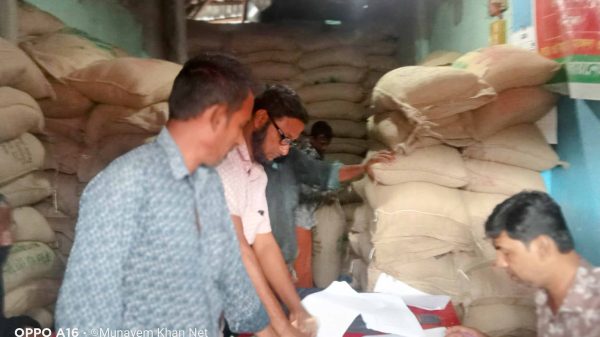 আটপাড়ায় খাদ্যবান্ধব কর্মসূচির চাল ওজনে কম দেওয়ার অভিযোগ