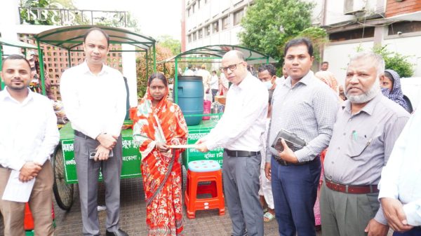 ভিক্ষুক পুনর্বাসনে সহায়ক উপকরণ বিতরণ করলেন জেলা প্রশাসক খন্দকার মুশফিকুর রহমান