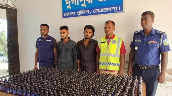 দুর্গাপুর পুলিশ অভিযানে ৬০০ বোতল ভারতীয় মাদক উদ্ধার, আটক ২