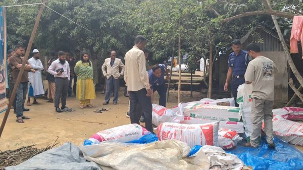দুর্গাপুরে প্রশাসনের অভিযানে বিপুল পরিমাণ ভারতীয় চোরাই পণ্য জব্দ