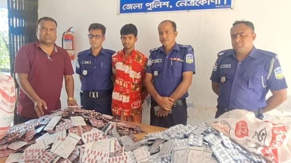 শুল্ক ফাঁকি দিয়ে আনা ভারতীয় ওষুধসহ চোরাকারবারি গ্রেপ্তার