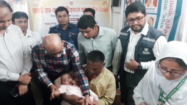 নেত্রকোণায় জরুরি কর্মসূচিতে হাম—রুবেলা টিকা দেয়া শুরু