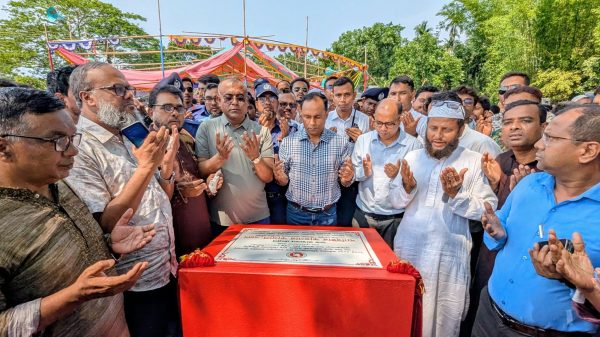 নেত্রকোনায় খাল পুনঃখনন কাজের উদ্ধোধন ডেপুটি স্পিকার ব্যারিস্টার কায়সার কামাল