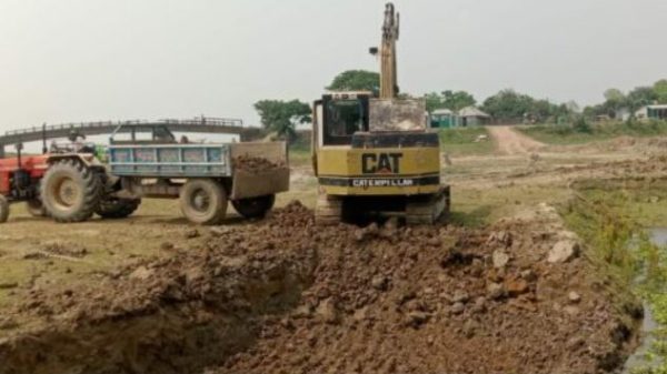 মদনে ভেকু দিয়ে সরকারি জমি কাটার মহাৎসব, অবাধে বিক্রি হচ্ছে মাটি