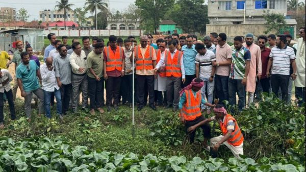 নেত্রকোণায় ডেঙ্গু প্রতিরোধে ময়লা পরিষ্কারে খালে নামলেন এমপি ডাঃ মোঃ আনোয়ারুল হক