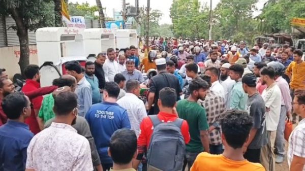 নেত্রকোণায় জ্বালানি সংকট চরমে ফিলিং স্টেশনে দীর্ঘ লাই