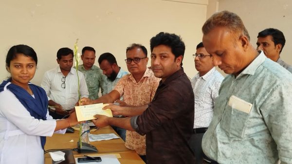 মোহনগঞ্জে ডিএসকের শিক্ষাবৃত্তির চেক বিতরণ