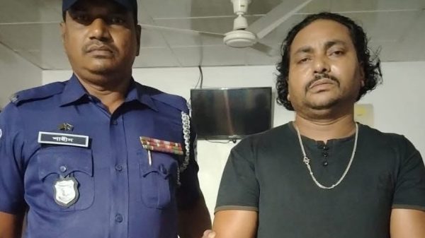 চায়ের দোকানে গাঁজার ব্যবসা বারহাট্টায় দোকানি আটক