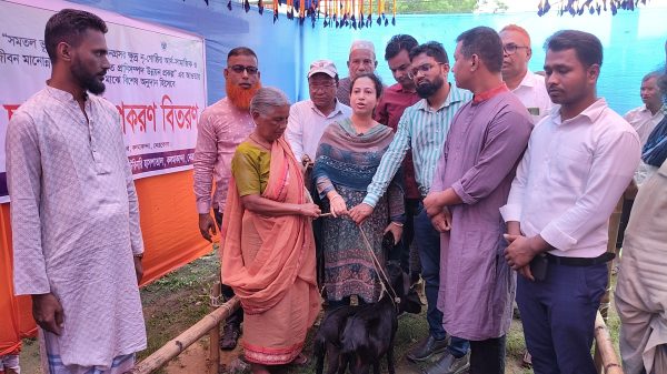 কলমাকান্দায় দরিদ্র জনগোষ্ঠীর মাঝে ছাগল ও উপকরণ বিতরণ