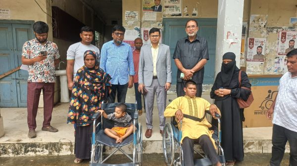 কেন্দুয়ায় দুই প্রতিবন্ধী শিশুকে হুইলচেয়ার প্রদান