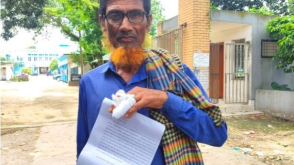 নেশার টাকার জন্য হিতাহিত জ্ঞান হারিয়ে নিজের জন্মদাতা বাবাকেই রক্তাক্ত করল মাদকাসক্ত ছেলে