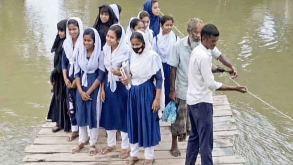 ধলাই নদীতে ঝুঁকি নিয়ে নদী পাড়ি দিচ্ছে রোগী—শিক্ষার্থীরা: ড্রাম—বোটই ভরসা সবার