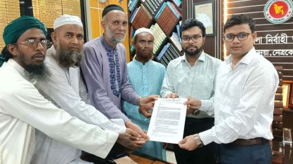 কেন্দুয়ায় চাকরি জাতীয়করণের দাবিতে সংবাদ সম্মেলন ও স্মারকলিপি প্রদান