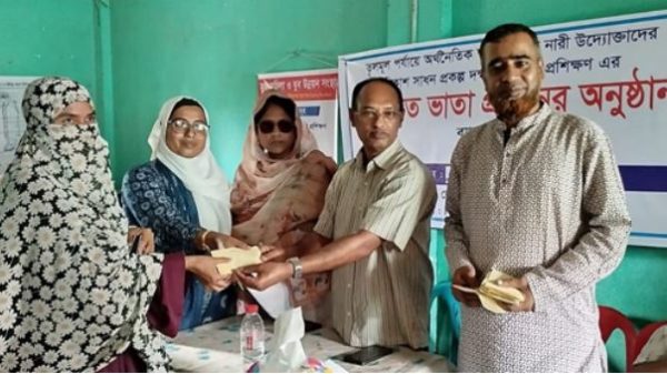 মোহনগঞ্জে হস্তশিল্প প্রশিক্ষণার্থীদের যাতায়াত ভাতা প্রদান