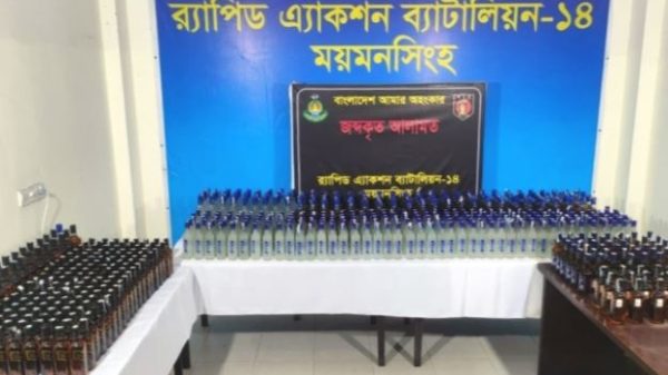 ময়মনসিংহ—নেত্রকোনা মহাসড়কে চিপসের প্যাকেটের নিচে বিদেশী মদ, গ্রেফতার ৩