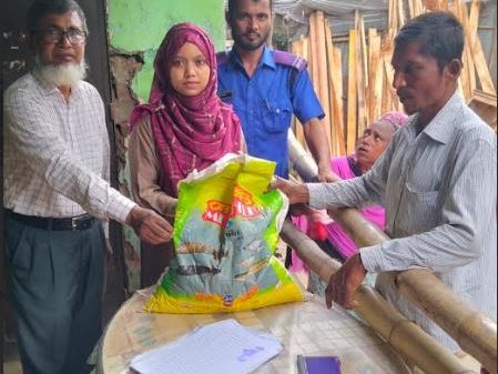 আটপাড়ায় ঈদ—উল—আযহা উপলক্ষে ভিজিএফ এর চাল বিতরণ