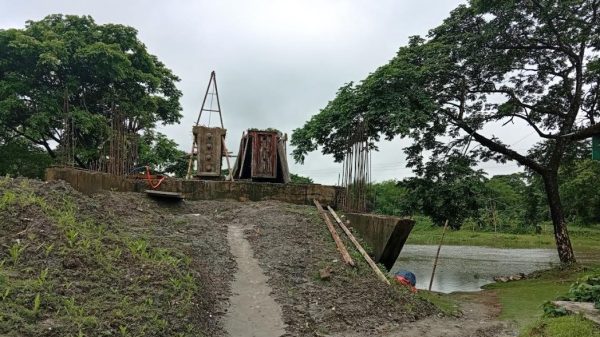 আটপাড়া উপজেলায় নকশা অমান্য করে সড়ক নির্মাণের অভিযোগ