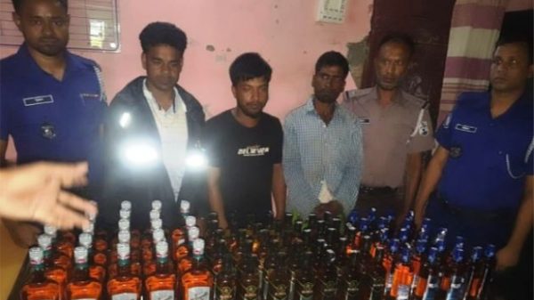 খালিয়াজুরীতে নৌ—পুলিশের অভিযানে ভারতীয় পণ্য ও মদসহ ট্রলার জব্দ, আটক ৩
