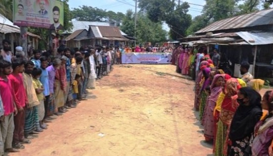 নেত্রকোণা জেলা যুবদল নেতা আনসারীর বিরুদ্ধে অপপ্রচার ও মিথ্যা মামলা দায়েরের প্রতিবাদে এলাকাবাসীর মানববন্ধন