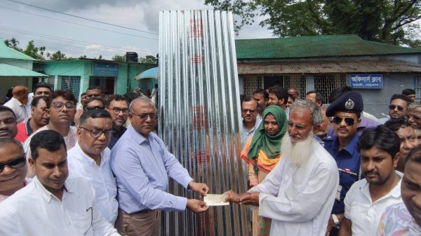 বারহাট্টায় দূর্যোগে ক্ষতিগ্রস্তদের টিন ও চেক বিতরণ করলেন ডাক্তার আনোয়ারুল হক এমপি
