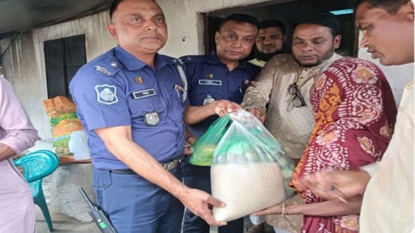 পূর্বধলায় ধর্ষণের শিকার কিশোরীকে ওসির উদ্যোগে খাদ্য সামগ্রী উপহার