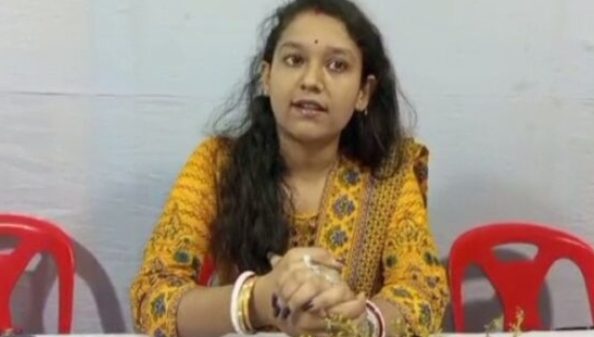 মোবাইলের নেশা ছেড়ে যোগব্যায়ামে অনুপ্রেরণা নেত্রকোণার তরুণী চৈতীর স্বপ্ন সুস্থ বাংলাদেশ