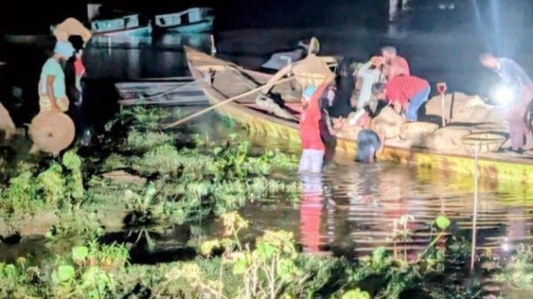 রাতের আঁধারে বড়ওয়ারি ঘাটে বালু বাণিজ্যের অভিযোগ, তদন্তে নামছে প্রশাসন