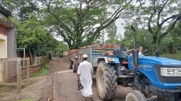 বারহাট্টায় এমপির হস্তক্ষেপে সংস্কার হচ্ছে খানাখন্দভরা সড়ক