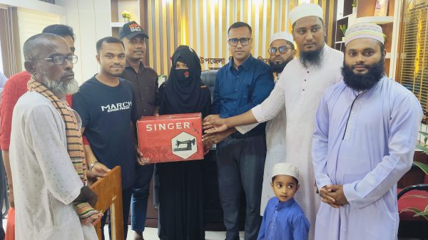 মানবতার দুর্গ সমাজ কল্যাণ সংগঠনের পক্ষ থেকে সেলাই মেশিন উপহার