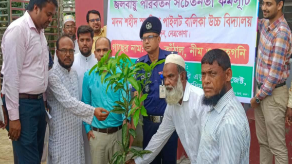 জলবায়ু সচেতনতায় মদনে বৃক্ষরোপণ