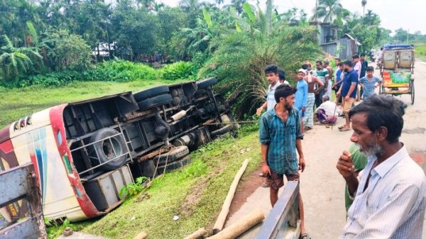 ঠাকুরাকোনা নিয়ন্ত্রণ হারিয়ে বাস খাদে পুলিশ বলছে ‘প্রাণহানি নেই, আহত ৭’