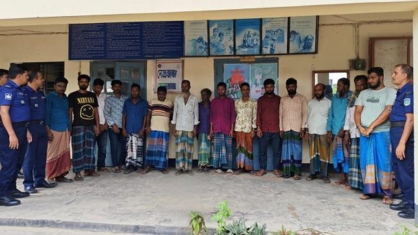 নেত্রকোণায় ষাঁড়ের লড়াইয়ের আড়ালে জুয়া, আটক ১৫