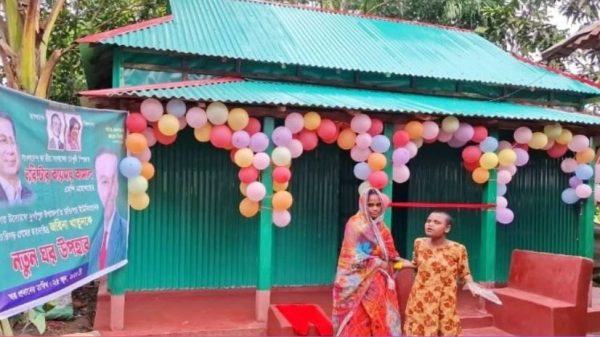 দুর্গাপুরে হতদরিদ্র জরিনার পাশে ডেপুটি স্পিকার, উপহার দিলেন নতুন ঘর