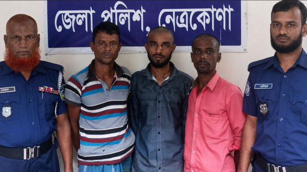 পূর্বধলায় রাস্তার পাশ থেকে ছাগল চুরি করতে গিয়ে গ্রেফতার ৩