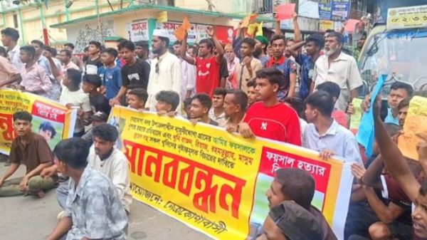 সড়ক অবরোধ, বিক্ষোভ ও মানববন্ধনে খুনিদের দ্রুত গ্রেপ্তার ও বিচারের দাবি