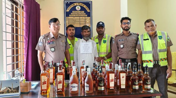পূর্বধলা শ্যামগঞ্জ হাইওয়ে পুলিশের অভিযানে ভারতীয় মদের চালান জব্দ