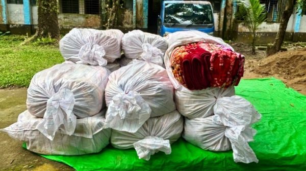 পূর্বধলায় পিকআপ ভর্তি ২ লক্ষ ৪০ হাজার টাকার ভারতীয় কম্বল জব্দ