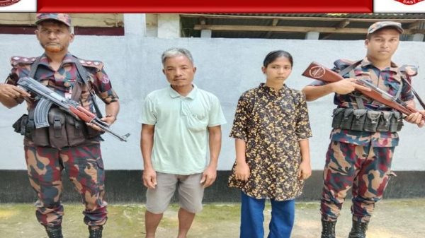 দুর্গাপুর সীমান্তে পাচারকারীসহ আটক ২