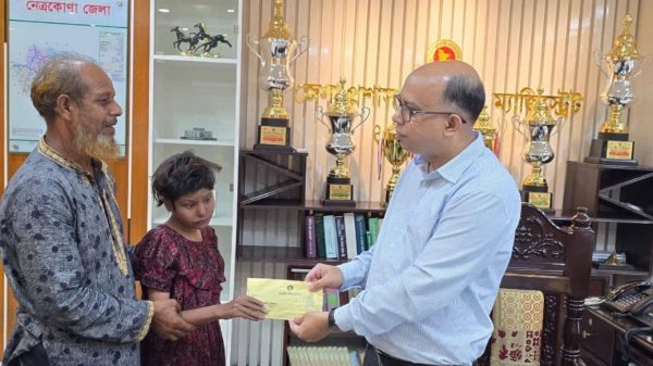 নেত্রকোণায় অসুস্থ্য শিশুর চিকিৎসার দায়িত্ব নিলেন জেলা প্রশাসক