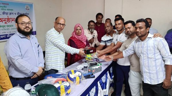 নেত্রকোণায় ক্রীড়া সামগ্রী বিতরণ