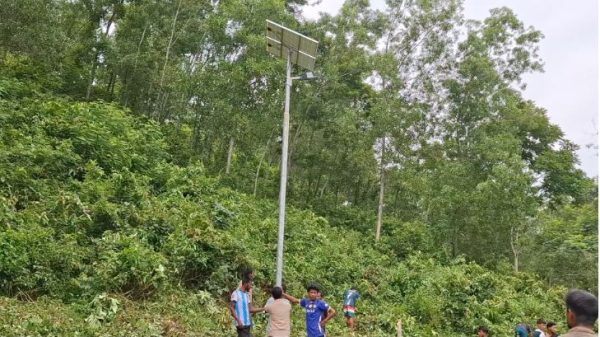 দুর্গাপুরে বন্য হাতির উপদ্রব ঠেকাতে সোলার স্ট্রিটলাইট স্থাপন কার্যক্রম শুরু